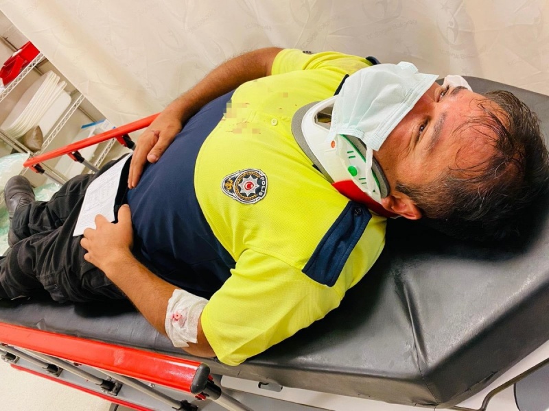 Plakaya maske taktı, polisi kaskla darbetti